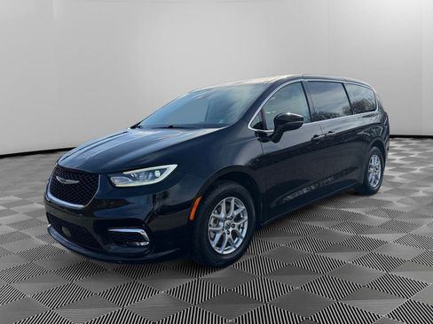 Used 2024 Chrysler Pacifica Touring-L FWD image 3