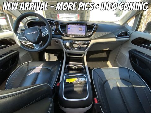 Used 2023 Chrysler Pacifica Limited image 5