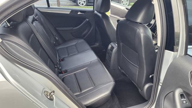 Used 2013 Volkswagen Jetta SE FWD image 18