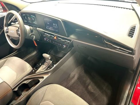 Used 2025 Kia Niro LX FWD image 27