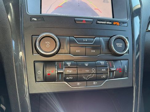 Used 2019 Ford Explorer XLT w/ Equipment Group 202A FWD image 17