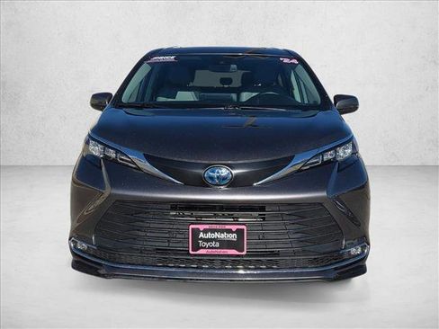 Used 2024 Toyota Sienna XLE image 2