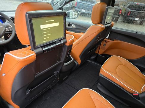 New 2026 Chrysler Pacifica Pinnacle image 27