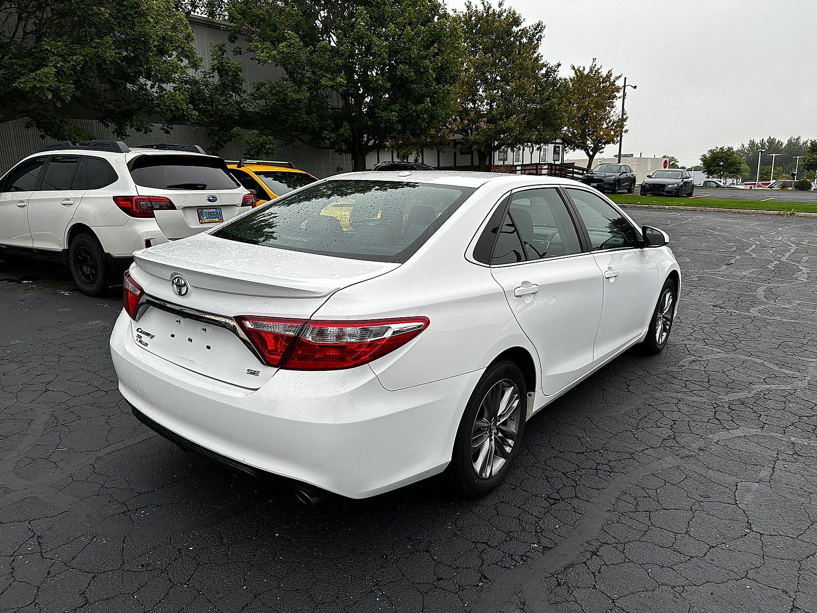 Used 2017 Toyota Camry SE w/ Moonroof Package FWD image 3