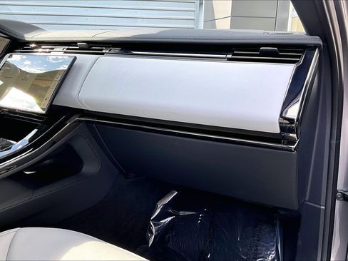Used 2025 Land Rover Range Rover Sport image 16