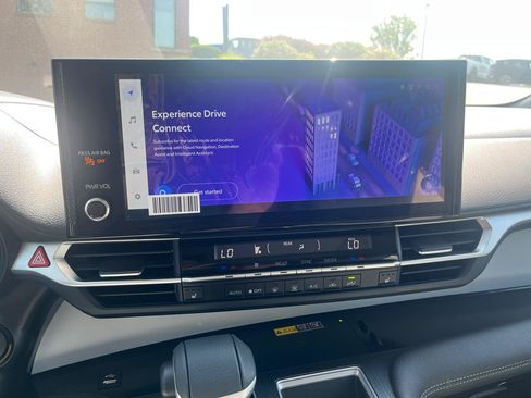 Used 2025 Toyota Sienna XLE FWD image 11
