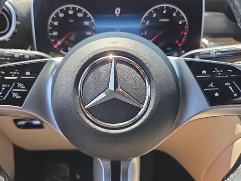 Used 2023 Mercedes-Benz GLC 300 4MATIC image 25