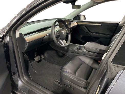 Certified 2023 Tesla Model Y Long Range AWD/4WD image 9