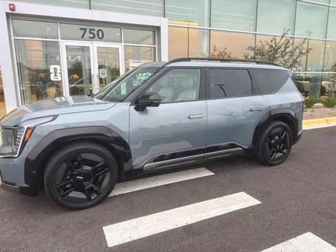 Certified 2024 Kia EV9 GT-Line AWD/4WD image 2