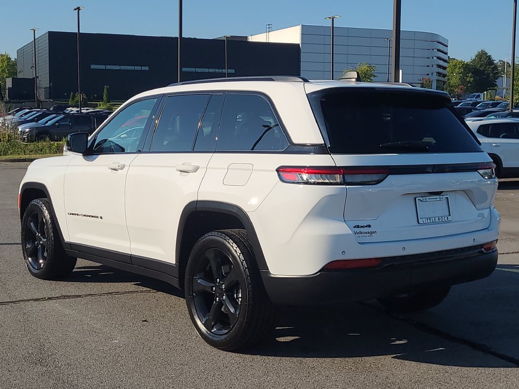 Used 2023 Jeep Grand Cherokee Altitude AWD/4WD image 3