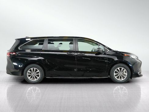 Used 2022 Toyota Sienna XLE AWD/4WD image 6