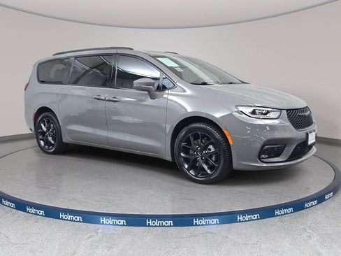 Used 2022 Chrysler Pacifica Limited w/ Uconnect Theater Family Group AWD/4WD image 4