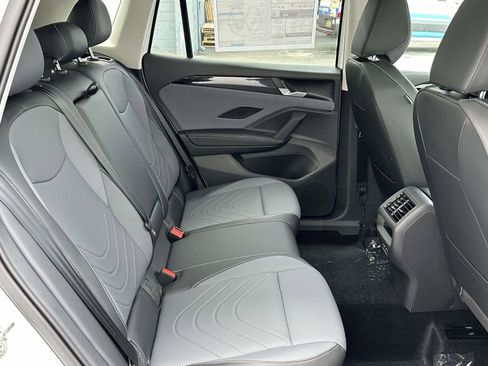 New 2025 Volkswagen Tiguan SE image 15