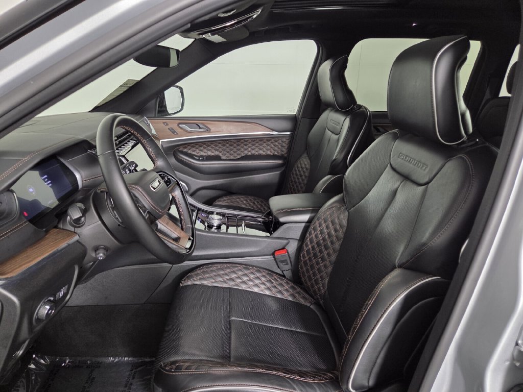 Used 2025 Jeep Grand Cherokee Summit w/ Obsidian Package AWD/4WD image 9