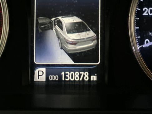 Used 2015 Toyota Camry LE image 23