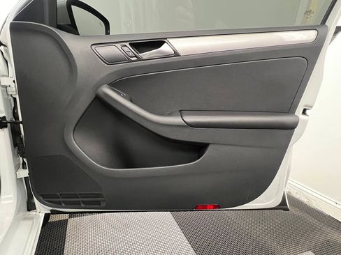 Used 2017 Volkswagen Jetta SE image 11