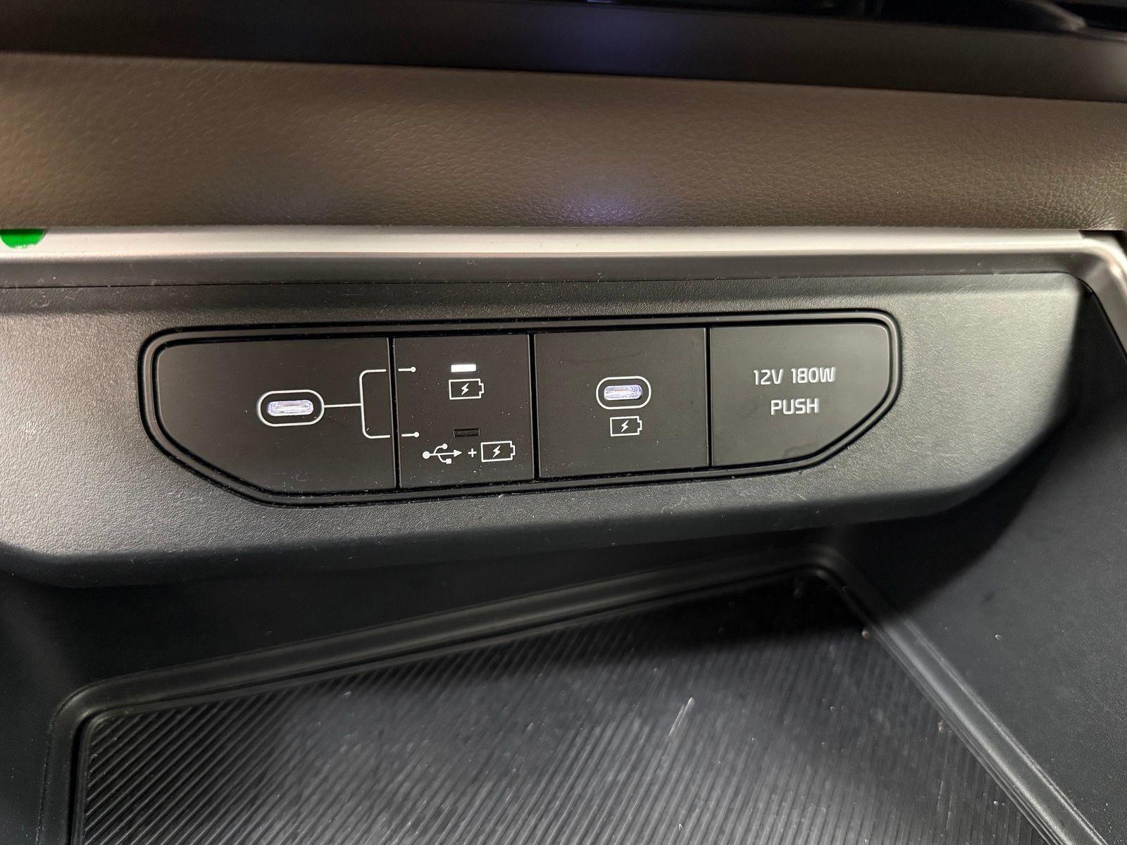 Used 2025 Kia Carnival FWD image 20