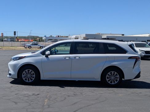 Used 2024 Toyota Sienna XLE FWD image 9