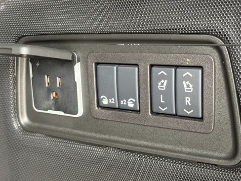 Certified 2025 Cadillac Escalade ESV V AWD/4WD image 10