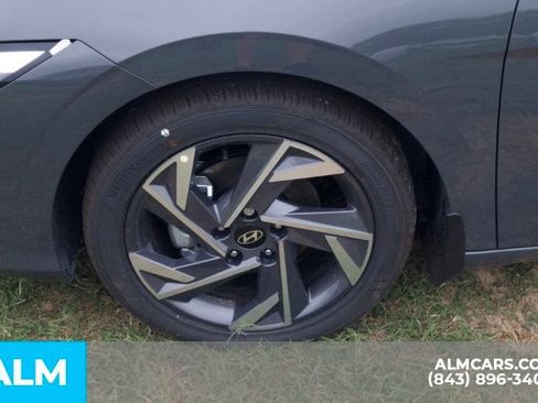 Used 2025 Hyundai Elantra Sport FWD image 11