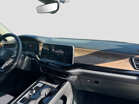 Used 2024 Volkswagen Atlas SE image 33