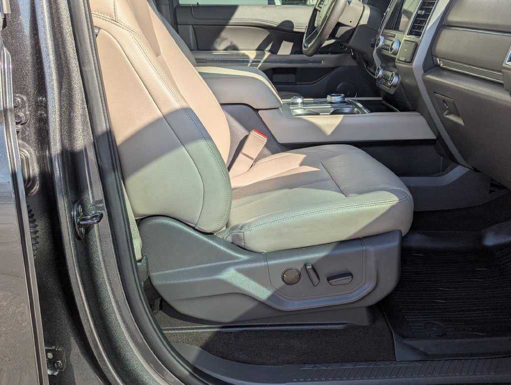 Used 2020 Ford Expedition XLT w/ Equipment Group 202A AWD/4WD image 27
