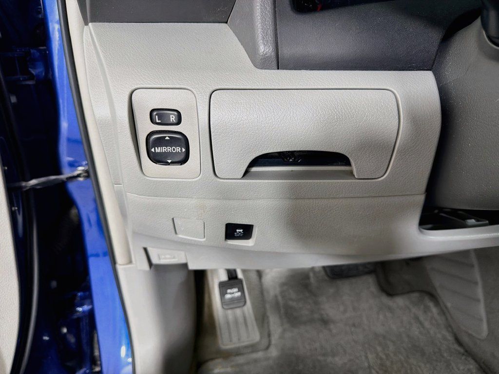 Used 2010 Toyota Camry LE FWD image 11
