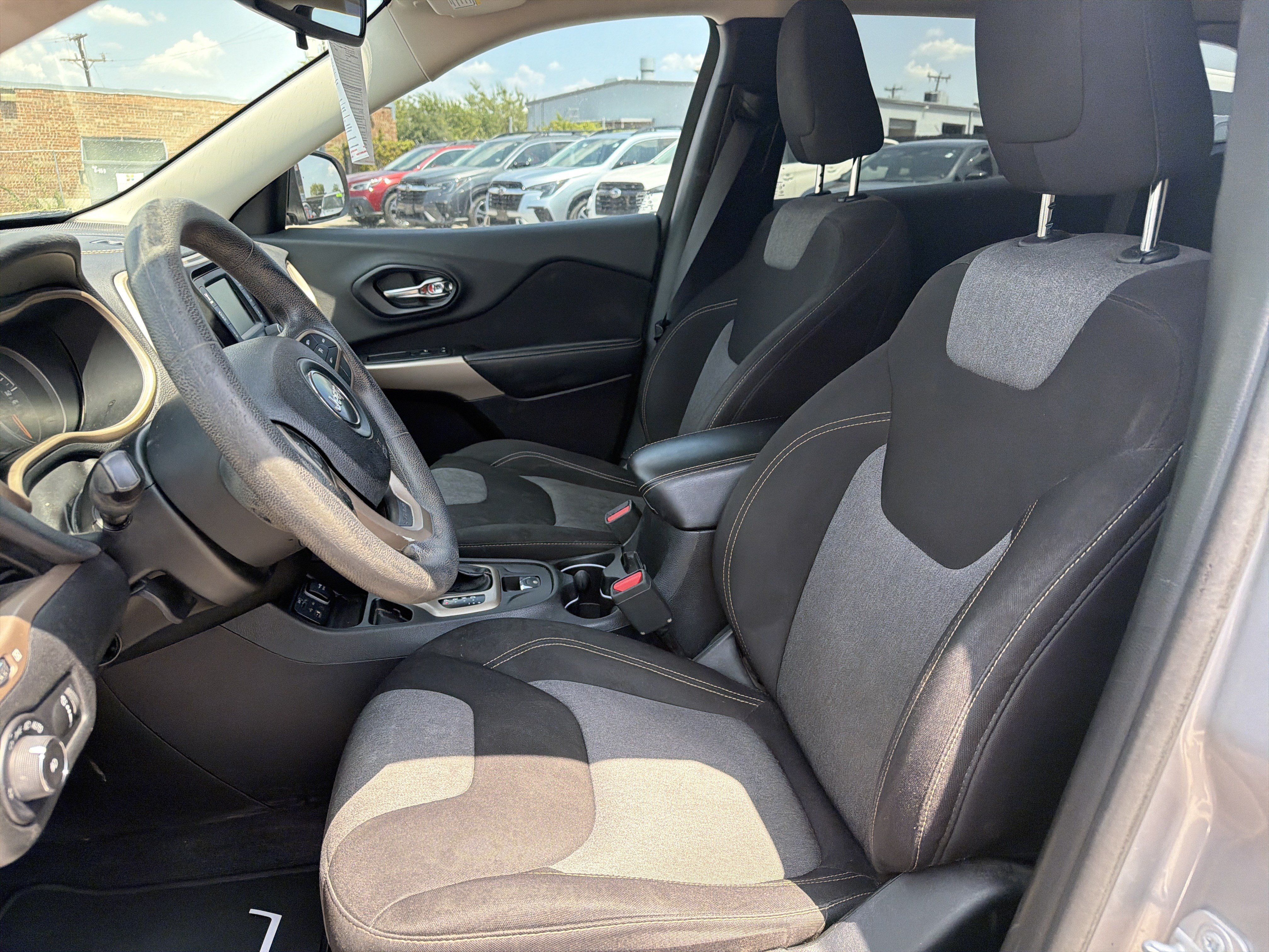 Used 2018 Jeep Cherokee Latitude FWD image 23