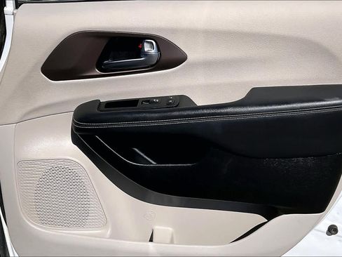 Used 2024 Chrysler Voyager LX image 23