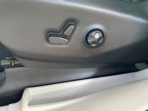 Used 2024 Chrysler Pacifica Limited FWD image 24