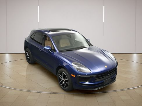 Certified 2023 Porsche Macan AWD/4WD image 40