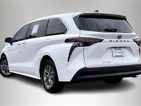Used 2023 Toyota Sienna LE image 4