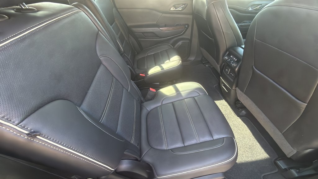 Used 2021 GMC Acadia Denali w/ Denali Ultimate Package AWD/4WD image 12