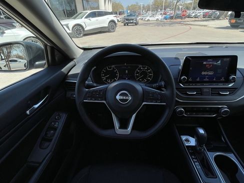 Used 2024 Nissan Altima 2.5 SV image 11