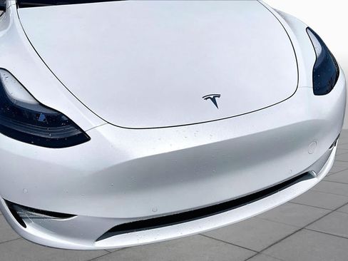 Used 2022 Tesla Model Y Long Range AWD/4WD image 30