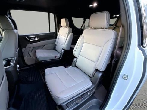 Used 2024 GMC Yukon XL SLT w/ SLT Luxury Package image 16