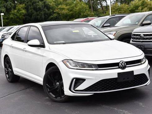 Used 2025 Volkswagen Jetta SE FWD image 2