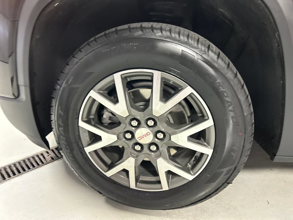 Used 2023 GMC Acadia SLE w/ Driver Convenience Package FWD image 9