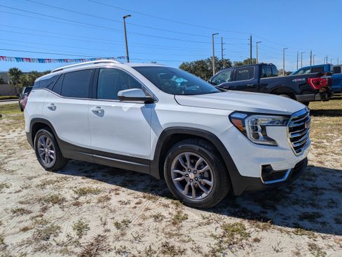 Used 2023 GMC Terrain SLT image 2