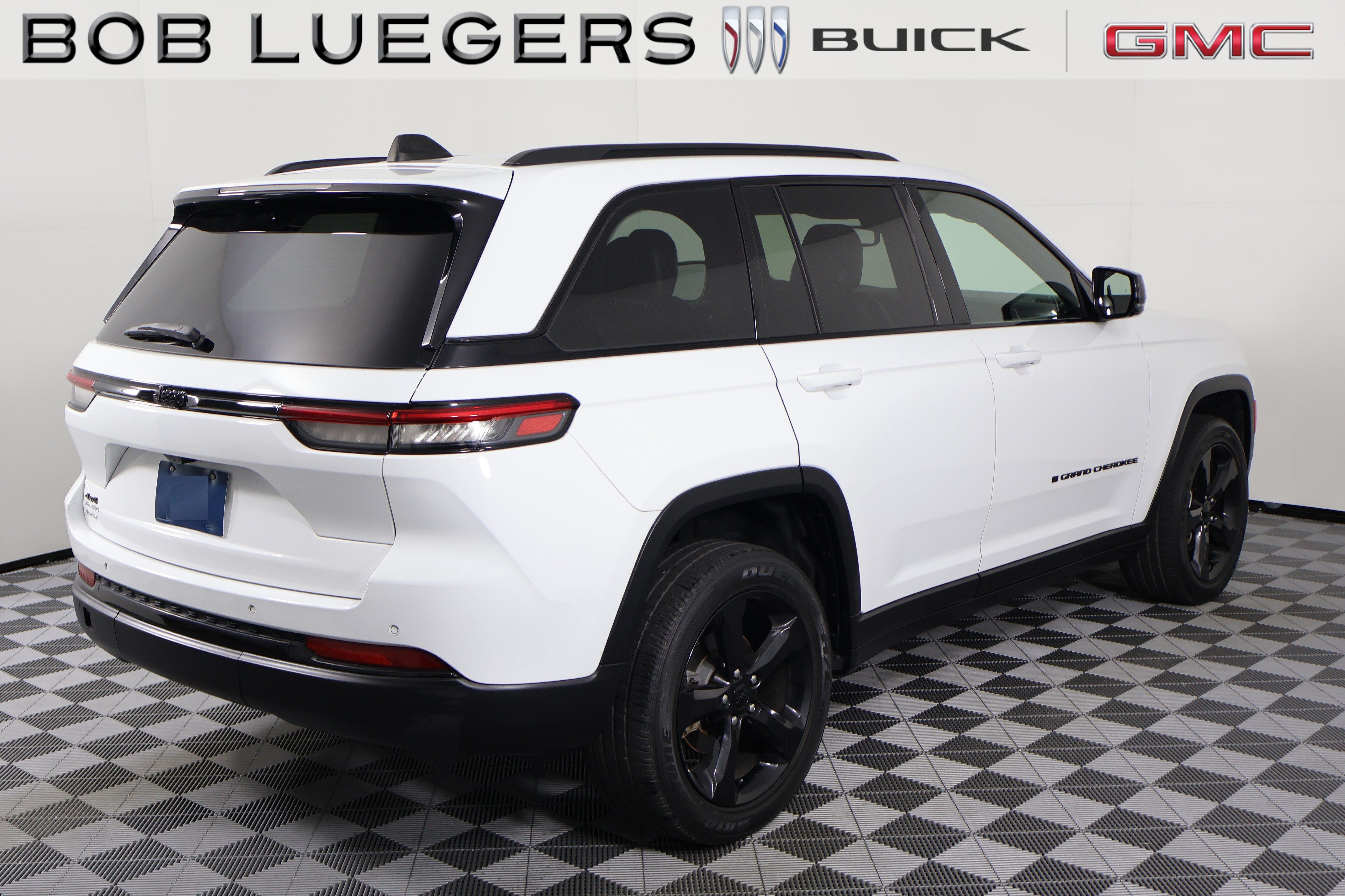 Used 2023 Jeep Grand Cherokee Altitude AWD/4WD image 5