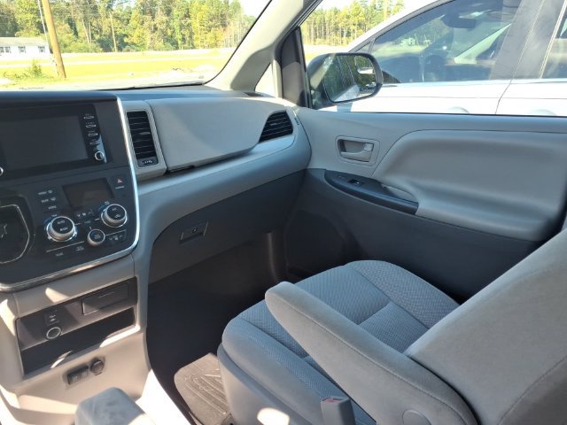 Used 2018 Toyota Sienna L FWD image 9