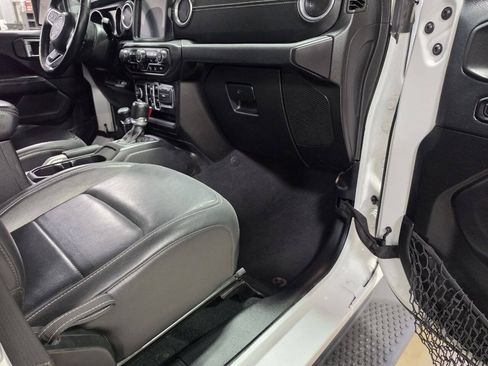 Used 2018 Jeep Wrangler Unlimited Sahara AWD/4WD image 17