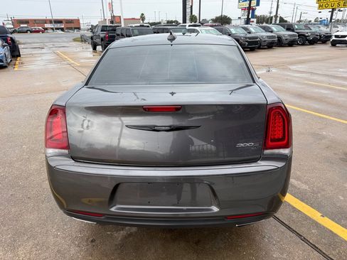 Used 2018 Chrysler 300 S image 6