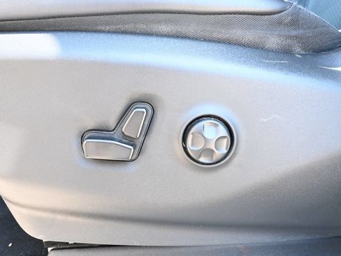 Used 2023 Chrysler Pacifica Touring-L FWD image 8