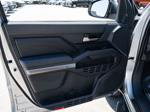 Used 2025 Toyota Tacoma TRD Sport AWD/4WD image 16