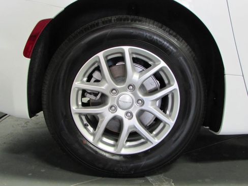 New 2027 Chrysler Pacifica Select FWD image 9