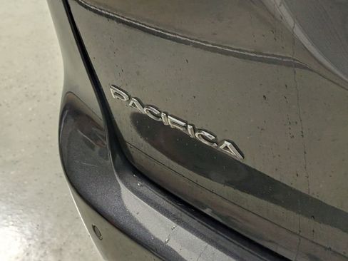 Used 2017 Chrysler Pacifica Touring-L image 5