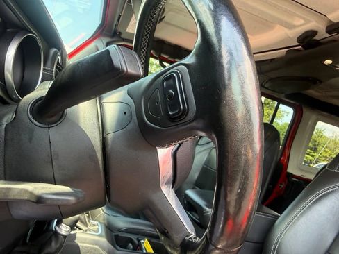 Used 2020 Jeep Wrangler Unlimited Sahara w/ Dual Top Group AWD/4WD image 18