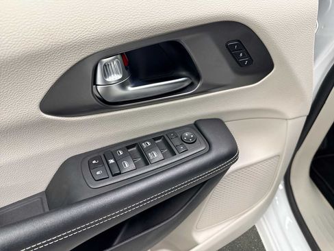 Used 2023 Chrysler Pacifica Touring-L FWD image 14