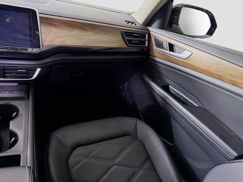 Used 2024 Volkswagen Atlas SE image 25